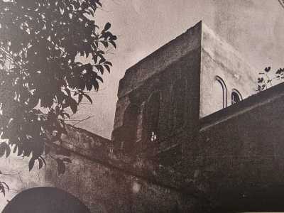 La villa � infatti stata abbandonata pi� di cinquant�anni fa, quando i proprietari dell�epoca si trasferirono altrove e frazionarono l�immobile tra pi� eredi